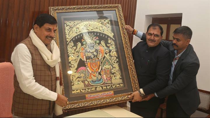 मुख्यमंत्री डॉ.मोहन यादव ने श्री कृष्ण जन्मभूमि मंदिर में बाल गोपाल के दर्शन किए।