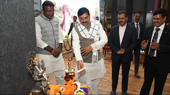 मुख्यमंत्री डॉ. मोहन यादव ने पंडित खुशी लाल आयुर्वैदिक कॉलेज भोपाल में आईएफएस मीट-2025 का दीप प्रज्ज्वलित कर शुभारंभ किया।