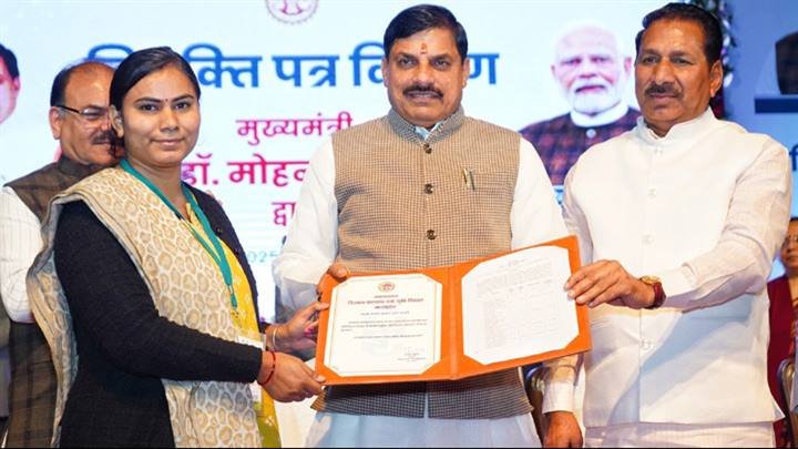मुख्यमंत्री डॉ.मोहन यादव ने रविंद्र भवन में कृषि,पशुपालन और राजस्व विभाग के नव चयनित अधिकारियों को नियुक्ति पत्र प्रदान किए।