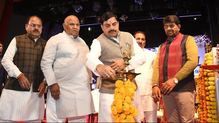मुख्यमंत्री डॉ.मोहन यादव ने रविंद्र भवन में नव चयनित अधिकारियों को नियुक्ति पत्र प्रदान करने के समारोह का दीप प्रज्ज्वलित कर शुभारंभ किया।