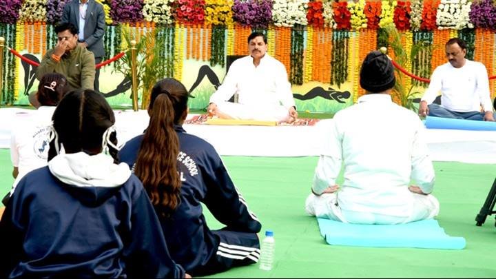 मुख्यमंत्री डॉ. मोहन यादव ने राष्ट्रीय युवा दिवस पर सुभाष उत्कृष्ट उमावि में सामूहिक योग कार्यक्रम में विद्यार्थियों के साथ योग किया।