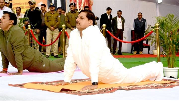 मुख्यमंत्री डॉ. मोहन यादव ने राष्ट्रीय युवा दिवस पर सुभाष उत्कृष्ट उमावि में सामूहिक योग कार्यक्रम में विद्यार्थियों के साथ योग किया।
