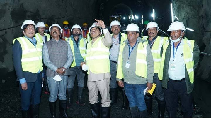 मुख्यमंत्री डॉ. मोहन यादव ने ग्राम बामोरा में कान्ह कंडक्ट परियोजना अंतर्गत निर्माणाधीन टनल का केंद्रीय मंत्री श्री सीआर पाटिल के साथ अवलोकन किया।