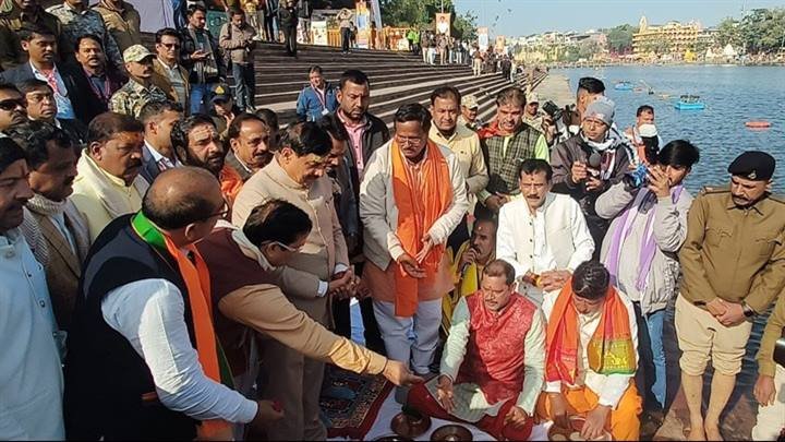 मुख्यमंत्री डॉ. यादव ने मां क्षिप्रा का पूजन कर महंत जी से लिया आशीर्वाद
