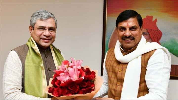 मुख्यमंत्री डॉ. मोहन यादव ने रेल मंत्री श्री अश्विनी वैष्णव से नई दिल्ली के रेल भवन में सौजन्य भेंट की।