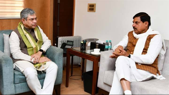 मुख्यमंत्री डॉ. मोहन यादव ने रेल मंत्री श्री अश्विनी वैष्णव से नई दिल्ली के रेल भवन में सौजन्य भेंट की।