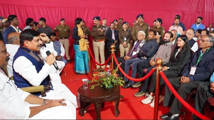मुख्यमंत्री डॉ. मोहन यादव ने सिवनी में प्रबुद्धजनों से विकास एवं अन्य मुद्दों पर संवाद किया।