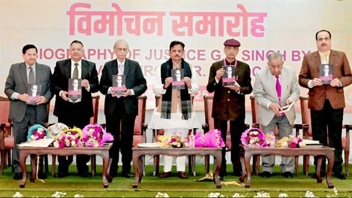 उप मुख्यमंत्री श्री शुक्ल ने न्यायाधीश श्री जी.पी. सिंह की जीवनी का किया विमोचन