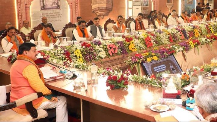 मुख्यमंत्री डॉ. मोहन यादव की अध्यक्षता में लोकमाता देवी अहिल्याबाई होल्कर की 300 वीं जयंती पर महेश्वर डेस्टिनेशन कैबिनेट वंदे मातरम गान के साथ शुरू हुई।