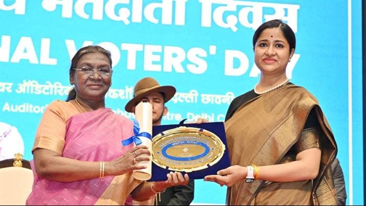 राष्ट्रपति श्रीमती मुर्मु ने स्वीप गतिविधियों के लिए झाबुआ कलेक्टर सुश्री नेहा मीणा को किया सम्मानित