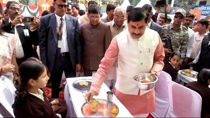 मुख्यमंत्री डॉ. मोहन यादव ने 76वें गणतंत्र दिवस समारोह पर इंदौर के बाल विनय मंदिर में स्कूली विद्यार्थियों को मध्यान्ह भोजन परोसा।