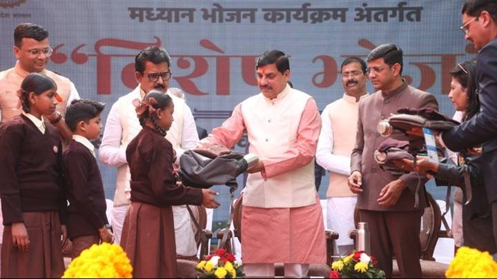 मुख्यमंत्री डॉ. मोहन यादव ने 76 वें गणतंत्र दिवस समारोह पर इंदौर के बाल विनय मंदिर में स्कूली विद्यार्थियों को स्कूली बैग व अन्य उपहार भेंट किए।