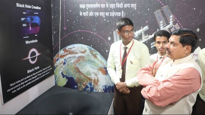 मुख्यमंत्री डॉ.मोहन यादव ने 76 वें गणतंत्र दिवस समारोह पर इंदौर के बाल विनय मंदिर में स्मार्ट क्लास का अवलोकन कर बच्चों से संवाद भी किया।