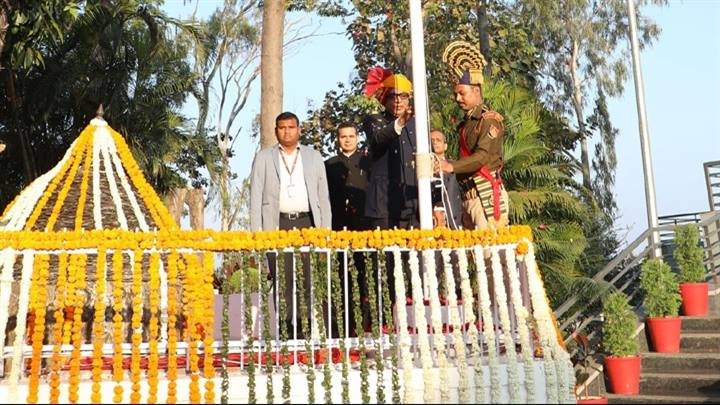 76वें गणतंत्र दिवस पर मुख्यमंत्री निवास कार्यालय में अपर मुख्य सचिव डॉ. राजौरा ने फहराया तिरंगा
