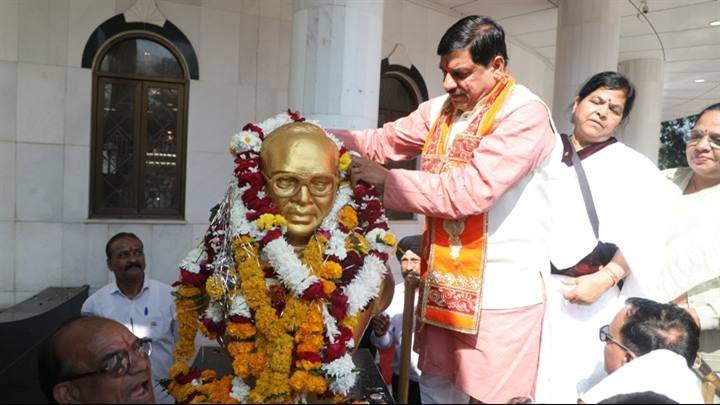 गणतंत्र दिवस के शुभ दिन पर संविधान निर्माता डॉ. बाबा साहेब की जन्मस्थली में आकर उन्हें प्रणाम करना सौभाग्य की बात : मुख्यमंत्री डॉ. यादव