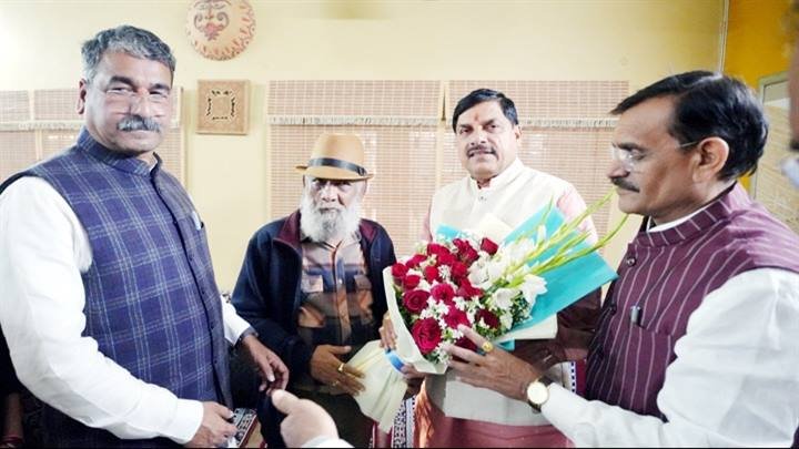 मुख्यमंत्री डॉ. यादव ने पद्मश्री के लिए नामांकित श्री भट्टी के निवास पहुँचकर शुभकामनाएँ दीं
