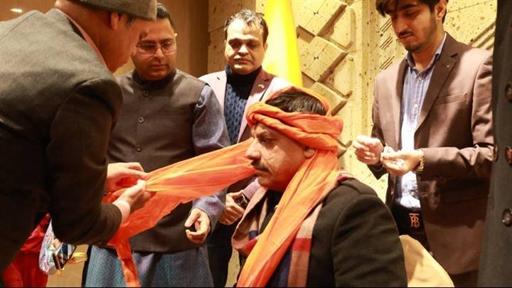 मुख्यमंत्री डॉ. मोहन यादव का जापान में भारतीय संस्कृति की परंपरा अनुसार साफा बांधकर प्रवासी भारतीयों ने किया स्वागत।