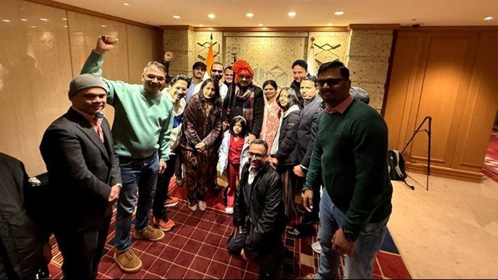 मुख्यमंत्री डॉ. मोहन यादव का जापान में प्रवासी भारतीयों ने तलवार भेंट कर अभिनन्दन किया।