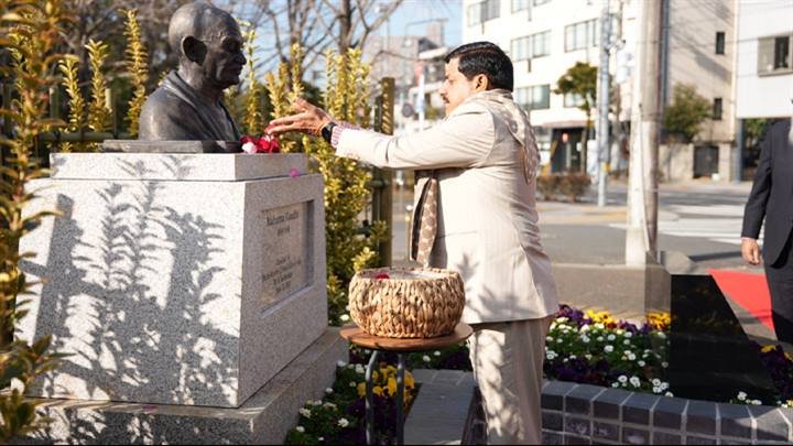 मुख्यमंत्री डॉ. मोहन यादव ने जापान में महात्मा गांधी की प्रतिमा पर पुष्पांजलि अर्पित की
