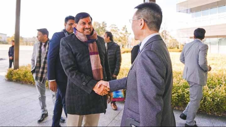 मुख्यमंत्री डॉ.मोहन यादव का कोबे (जापान) में सिसमैक्स कॉरपोरेशन सॉल्यूशन सेंटर में एग्जीक्यूटिव वाइस प्रेसिडेंट शिनजिरो आकामात्सु ने स्वागत किया।
