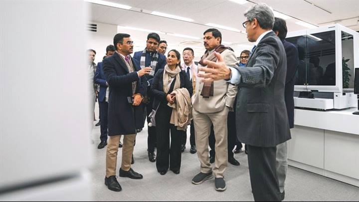 मुख्यमंत्री डॉ. यादव ने कोबे में सिस्मेक्स कारपोरेशन सॉल्यूशन सेंटर का किया दौरा