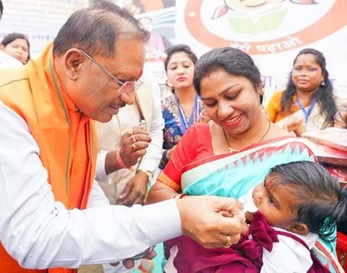 मुख्यमंत्री ने गरियाबंद में विकास कार्यों का लोकार्पण किया, शिशुओं को दिया आशीर्वाद