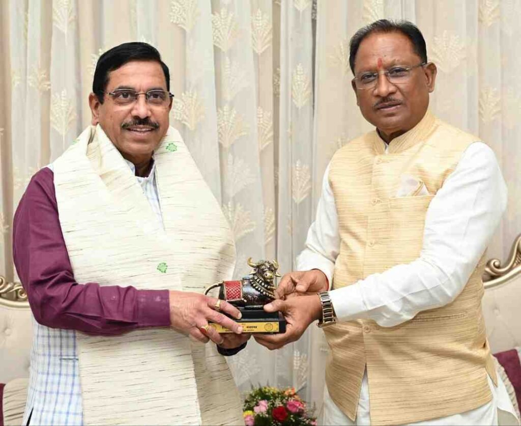 मुख्यमंत्री विष्णुदेव साय ने केंद्रीय मंत्री प्रहलाद जोशी का किया आत्मीय स्वागत