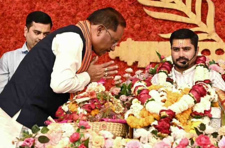 मुख्यमंत्री साय ने श्रीमदभागवत कथा में किया श्रीकृष्ण-सुदामा प्रसंग का श्रवण, छत्तीसगढ़ की समृद्धि और खुशहाली की कामना की