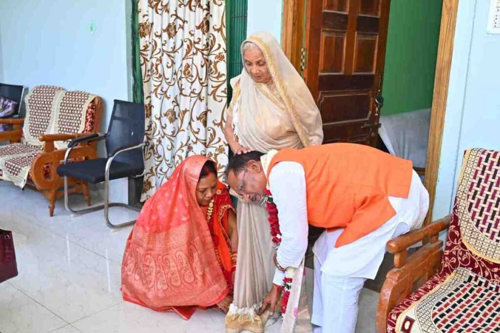 मुख्यमंत्री विष्णुदेव साय ने 61वें जन्मदिवस पर अपनी माता से लिया आशीर्वाद