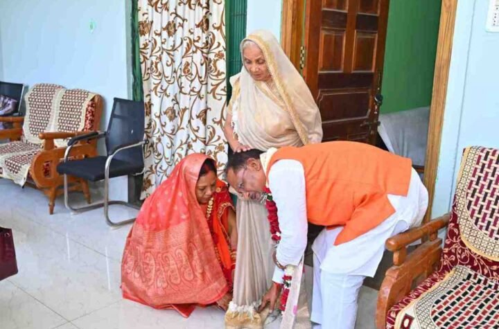मुख्यमंत्री विष्णुदेव साय ने 61वें जन्मदिवस पर अपनी माता से लिया आशीर्वाद