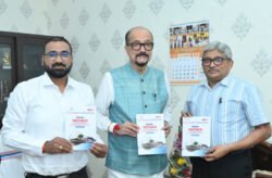 राज्यपाल श्री डेका ने भौतिकी विषय पर लिखित पुस्तक का विमोचन किया