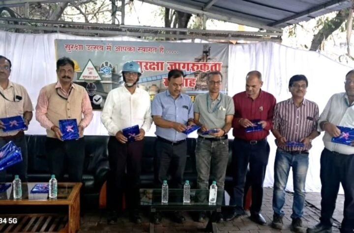 BSP NEWS: ब्लास्ट फर्नेस के विभागीय सुरक्षा कैलेंडर को रिटायरमेंट से पहले जारी कर गए अंजनी कुमार