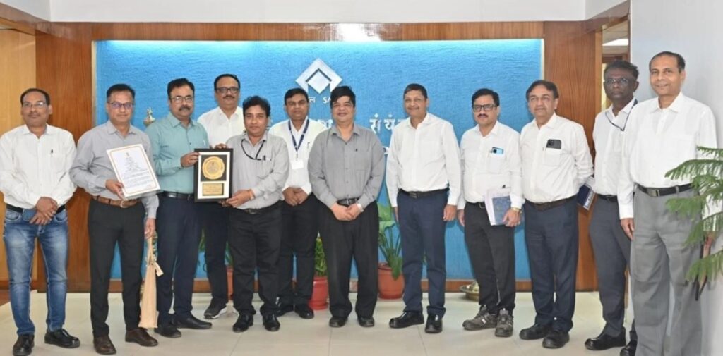 राजस्थान के CM के हाथों मिले पुरस्कार को ED-GM ने DIC को किया हैंडओवर