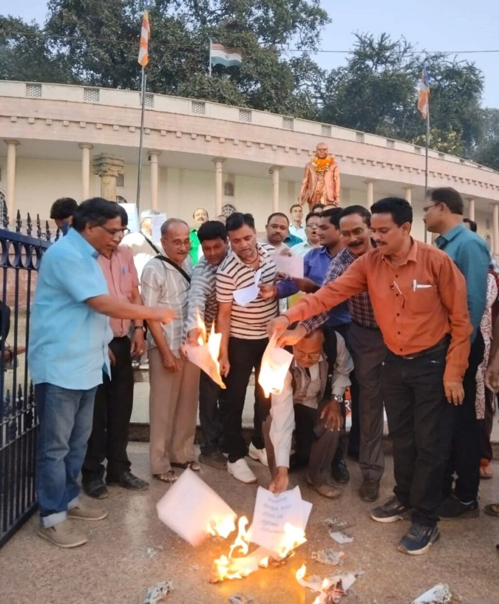 मोदी सरकार बजट पर थपथपा रही पीठ, रायपुर में बजट की प्रतियां आग के हवाले