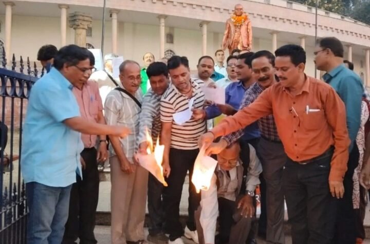 मोदी सरकार बजट पर थपथपा रही पीठ, रायपुर में बजट की प्रतियां आग के हवाले