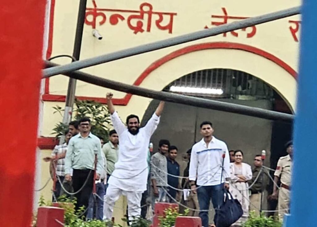 जेल से बाहर आए विधायक देवेंद्र यादव, वही जोश और दहाड़, रायपुर से भिलाई तक गूंजा जय संविधान-जय सतनाम