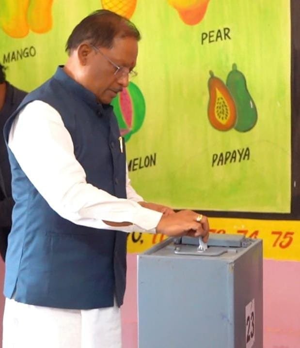 मुख्यमंत्री विष्णुदेव साय ने पंचायत चुनाव के तीसरे चरण में किया मतदान