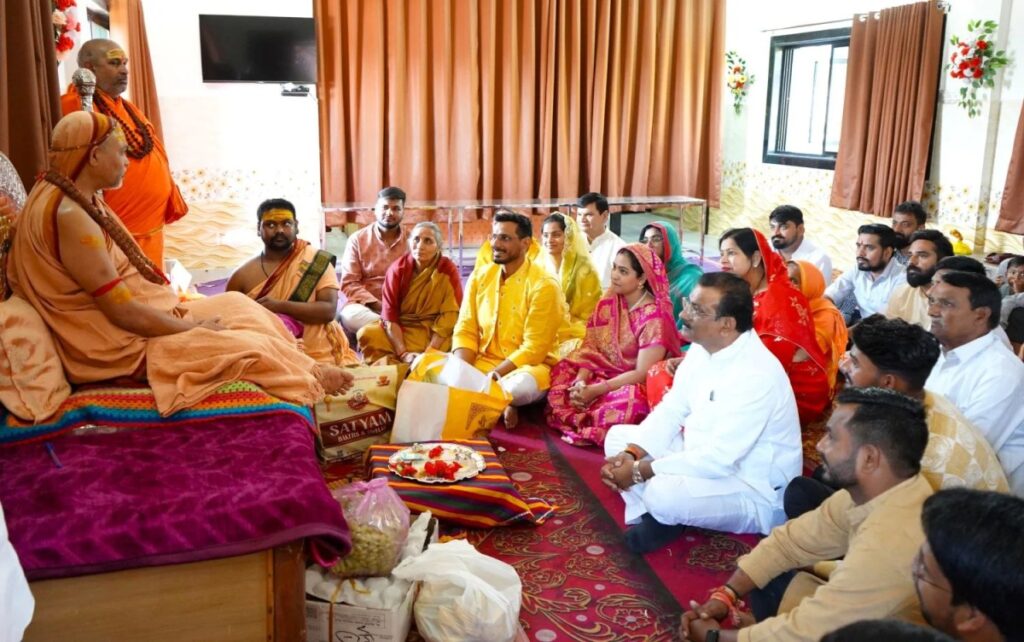 शंकराचार्य स्वामी श्री अविमुक्तेश्वरानन्द के दर पर परिवार संग पहुंचे विधायक देवेंद्र यादव