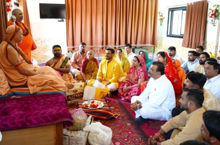 शंकराचार्य स्वामी श्री अविमुक्तेश्वरानन्द के दर पर परिवार संग पहुंचे विधायक देवेंद्र यादव