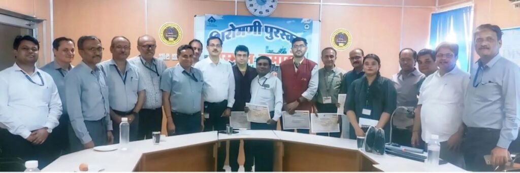 कार्मिकों को शिरोमणि पुरस्कार में स्मृति चिन्ह, डिनर सेट, प्रशस्ति पत्र, जीवनसाथी के लिए प्रशंसा पत्र और मिला मिठाई का कूपन