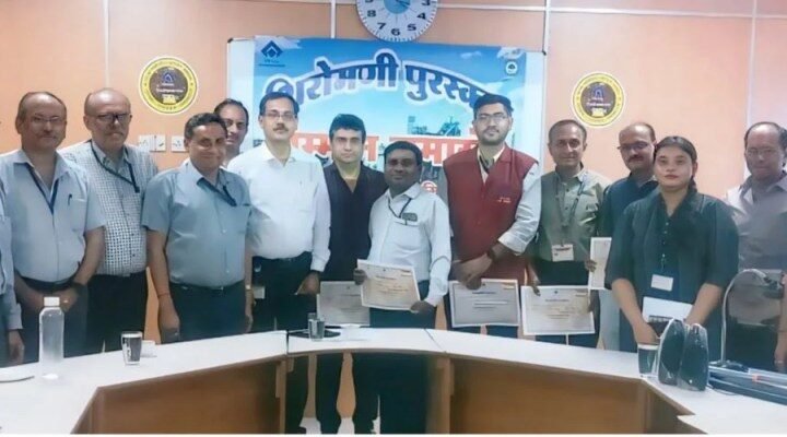 कार्मिकों को शिरोमणि पुरस्कार में स्मृति चिन्ह, डिनर सेट, प्रशस्ति पत्र, जीवनसाथी के लिए प्रशंसा पत्र और मिला मिठाई का कूपन