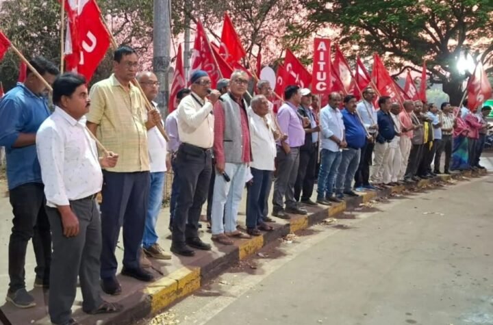 केंद्रीय बजट के खिलाफ भिलाई स्टील प्लांट की यूनियनें उतरीं सड़क पर, विरोध प्रदर्शन