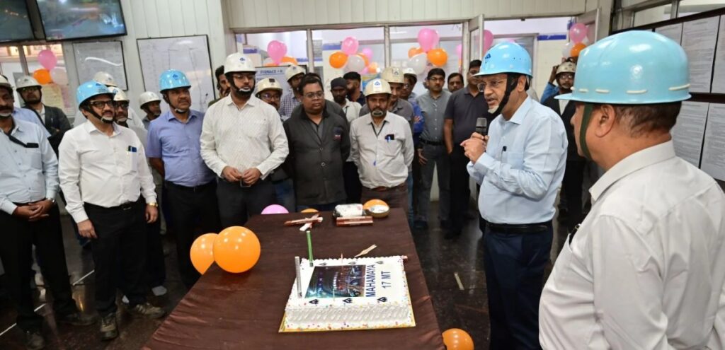 SAIL में सबसे तेज प्रोडक्शन का रिकॉर्ड, ब्लास्ट फर्नेस 8 ने 17 मिलियन टन हॉट मेटल उत्पादन का रचा कीर्तिमान, कटा केक