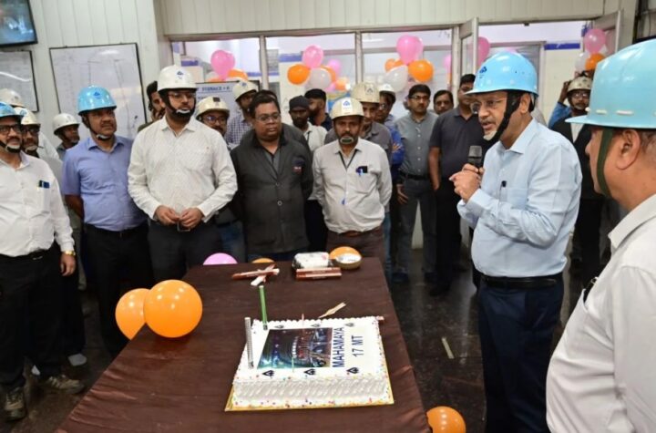SAIL में सबसे तेज प्रोडक्शन का रिकॉर्ड, ब्लास्ट फर्नेस 8 ने 17 मिलियन टन हॉट मेटल उत्पादन का रचा कीर्तिमान, कटा केक