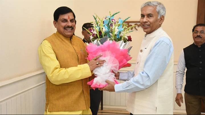 मुख्यमंत्री डॉ. मोहन यादव का जापान यात्रा से लौटने पर मुख्य सचिव श्री अनुराग जैन ने मुख्यमंत्री निवास में पुष्पगुच्छ भेंट कर स्वागत-अभिवादन किया ।