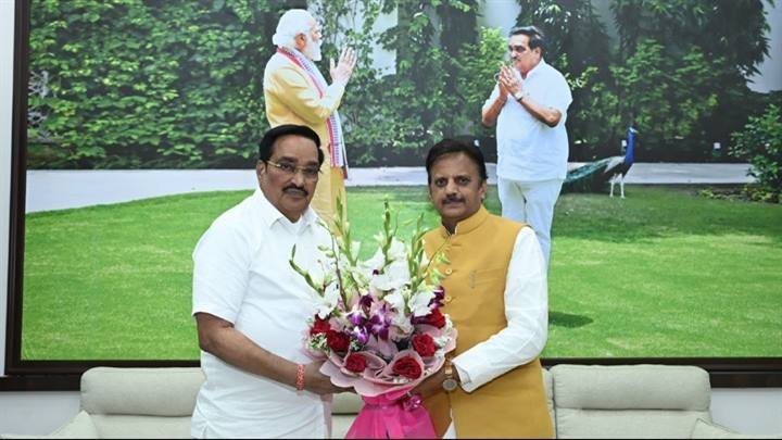 केंद्रीय जल शक्ति मंत्री श्री पाटिल से उपमुख्यमंत्री श्री शुक्ल ने की सौजन्य भेंट
