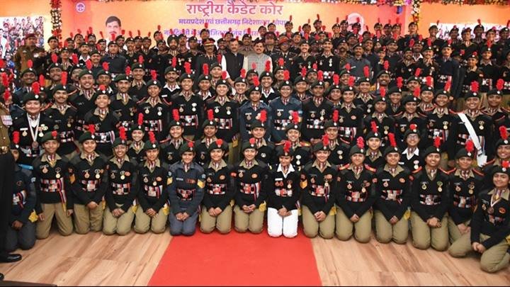 मुख्यमंत्री डॉ.मोहन यादव के साथ मुख्यमंत्री निवास में मध्यप्रदेश के दिल्ली के गणतंत्र समारोह में शामिल होने वाले एनसीसी कैडेट्स ने ग्रुप फोटो क्लिक करवाई।