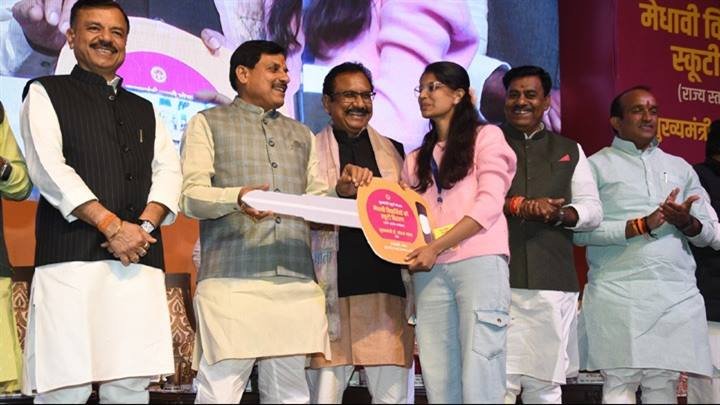 मुख्यमंत्री डॉ.मोहन यादव ने कुशाभाऊ ठाकरे इंटरनेशनल कन्वेंशन सेंटर में मेधावी स्कूली विद्यार्थियों को ई-स्कूटी की चाबी सौंपी।