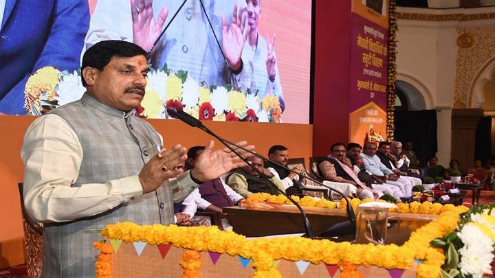 मुख्यमंत्री डॉ.मोहन यादव ने कुशाभाऊ ठाकरे इंटरनेशनल कन्वेंशन सेंटर में मेधावी स्कूली विद्यार्थियों के ई-स्कूटी वितरण समारोह को संबोधित किया।