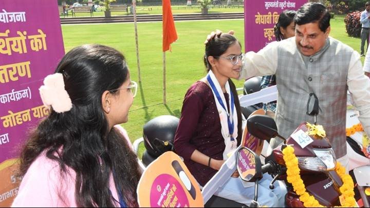 मुख्यमंत्री डॉ.मोहन यादव ने कुशाभाऊ ठाकरे इंटरनेशनल कन्वेंशन सेंटर में मेधावी स्कूली विद्यार्थियों को ई-स्कूटी सौंपी।